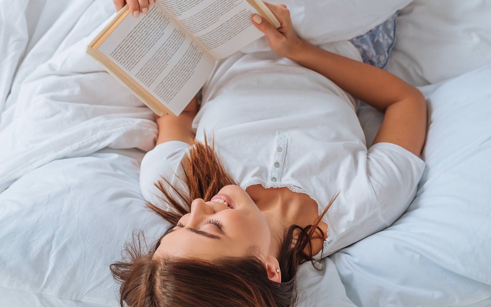 Lebensraum Bettsystem | Frau lesend in Bett